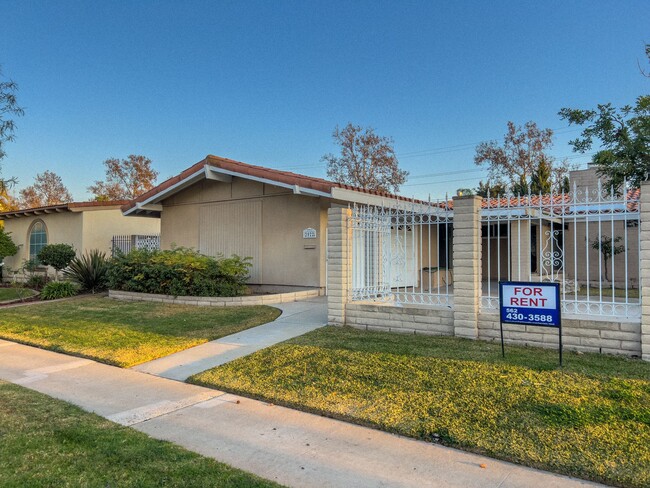 2922 Copa de Oro Dr in Los Alamitos, CA - Building Photo - Building Photo