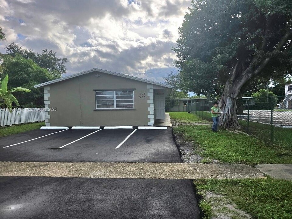 305 N 61st Ave in Hollywood, FL - Building Photo