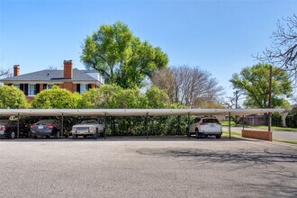 401 E Main St in Brenham, TX - Foto de edificio - Building Photo
