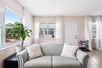 1824 Monroe St, Unit 10 in Hollywood, FL - Foto de edificio - Building Photo