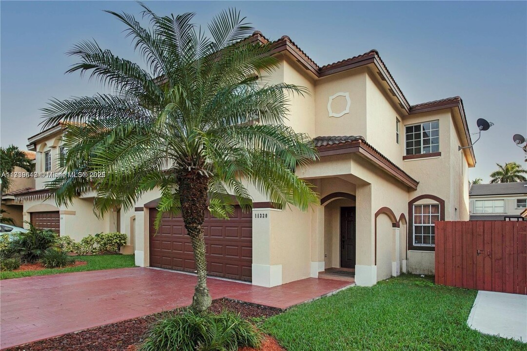 11320 NW 43rd Ter in Doral, FL - Building Photo