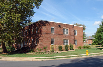 1100 N Kennebec St in Arlington, VA - Foto de edificio - Building Photo