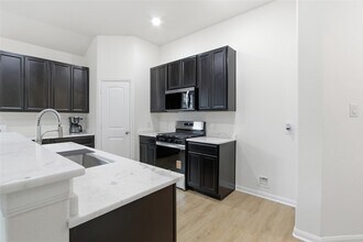 170 Rd 51022 in Cleveland, TX - Foto de edificio - Building Photo