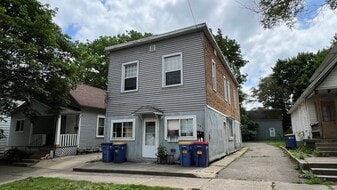 860 10th St NW in Grand Rapids, MI - Building Photo