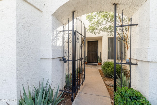 8129 E Del Laton Dr in Scottsdale, AZ - Building Photo - Building Photo