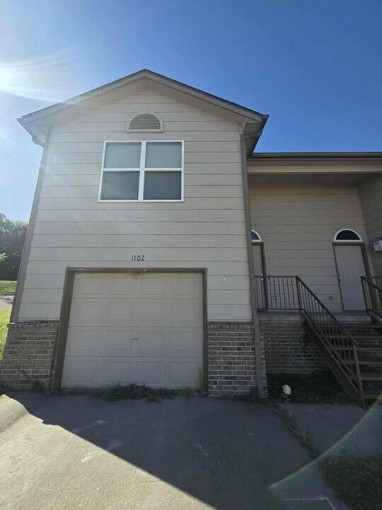 1102 Country Club Ln in Junction City, KS - Building Photo