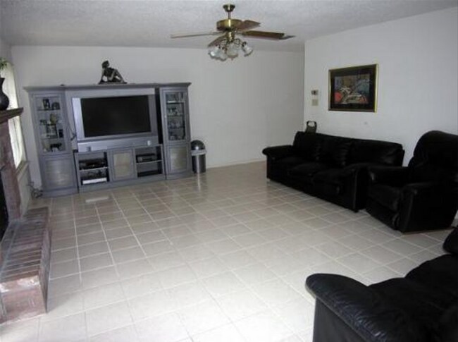 6991 Sunset Village Dr in San Antonio, TX - Building Photo - Building Photo