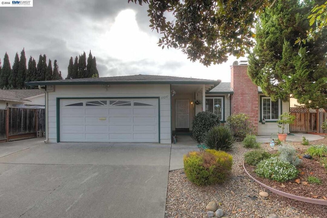 35047 Clover St in Union City, CA - Building Photo