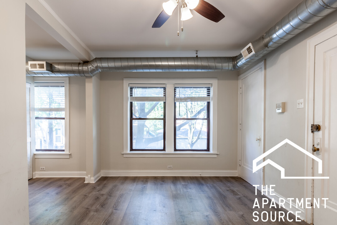 1251 W Henderson St, Unit 1 in Chicago, IL - Foto de edificio