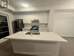 5886 Saigon St in Mississauga, ON - Building Photo - Building Photo