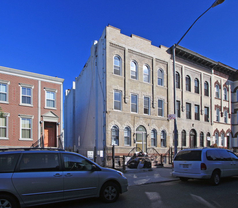 225 Eldert St in Brooklyn, NY - Building Photo