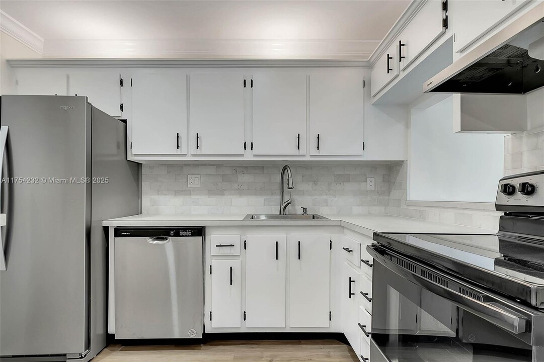 8000 SW 81st Dr in Miami, FL - Building Photo