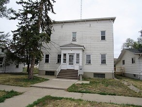 410 N Sargent Ave in Glendive, MT - Foto de edificio - Building Photo