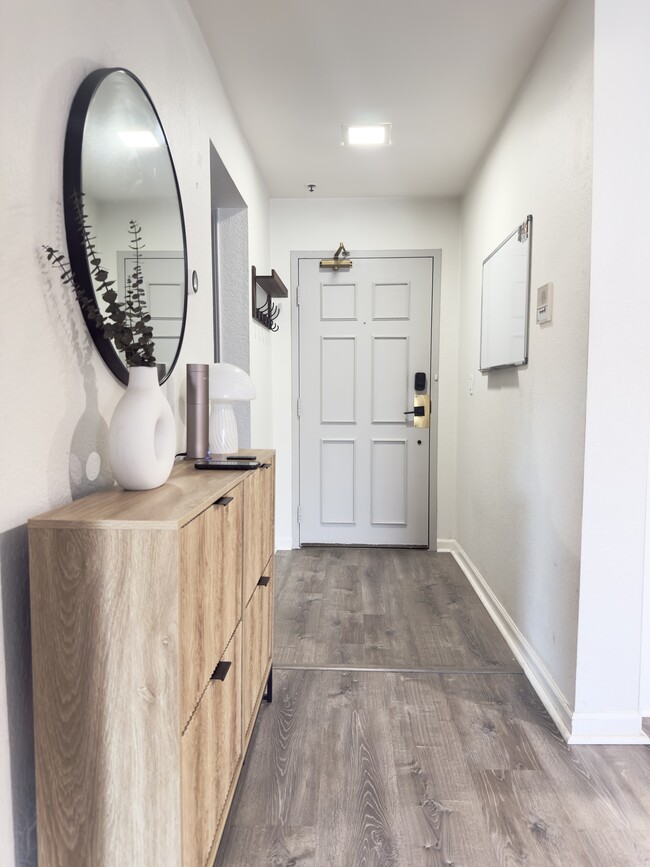 5605 Friars Rd, Unit 304 in San Diego, CA - Foto de edificio - Building Photo