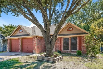 316 Winnipeg Dr in Red Oak, TX - Foto de edificio - Building Photo