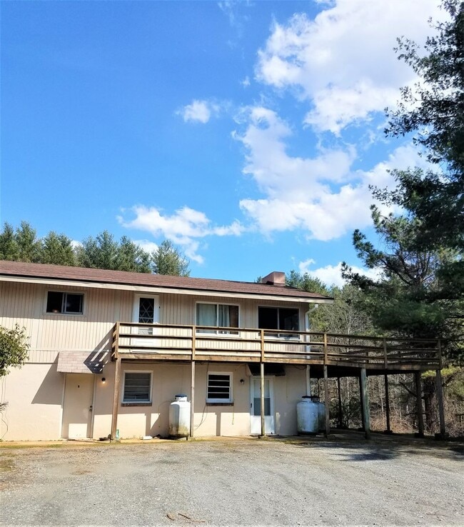 109 Forest Lake Ln in West Jefferson, NC - Building Photo - Building Photo