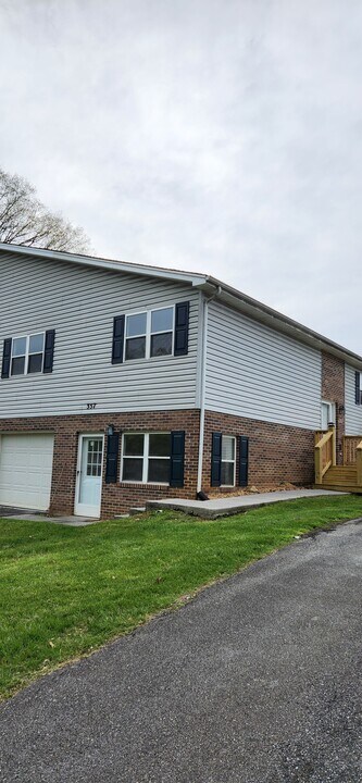 357 Magnolia Drive in Bristol, VA - Foto de edificio