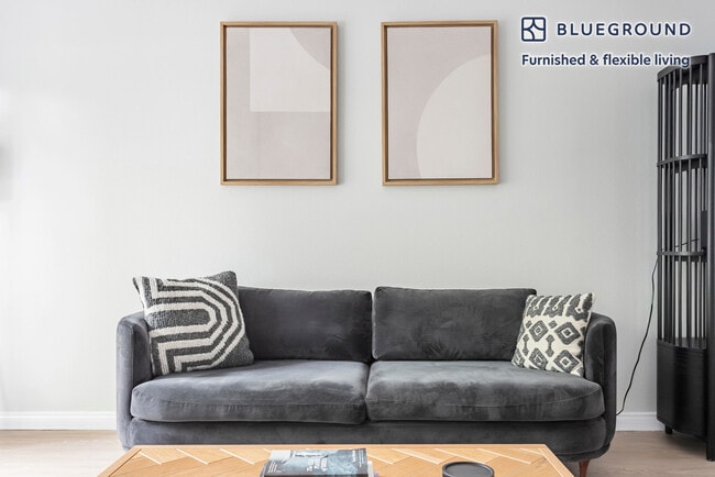 16070 W Sunset Blvd in Los Angeles, CA - Building Photo - Building Photo