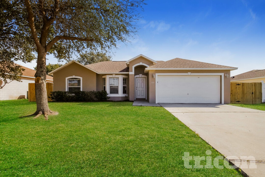 810 Ognon Ct in Kissimmee, FL - Foto de edificio