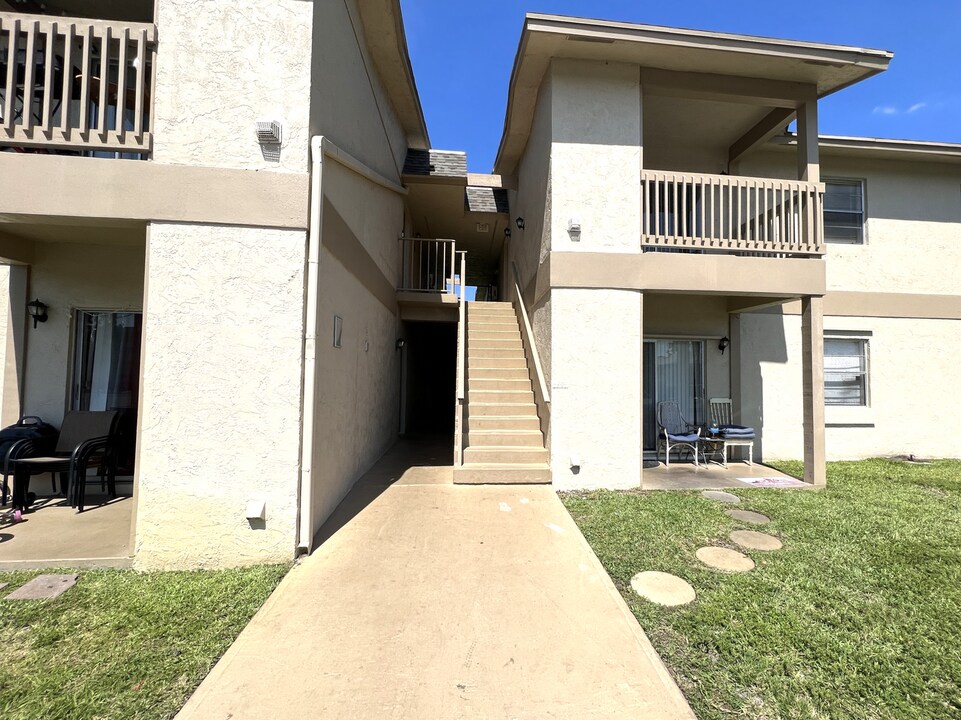 1830 Abbey Rd in West Palm Beach, FL - Building Photo