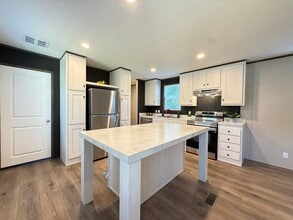 102 Eloise St in Conroe, TX - Building Photo - Building Photo