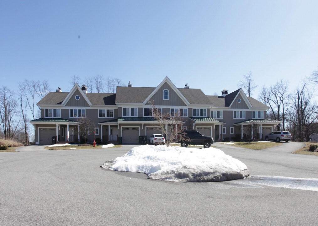 1-20 Pond Ridge Rd in Milton, NY - Foto de edificio