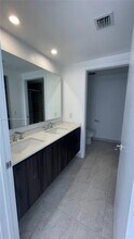 488 NE 18th St, Unit 2704 in Miami, FL - Building Photo - Building Photo
