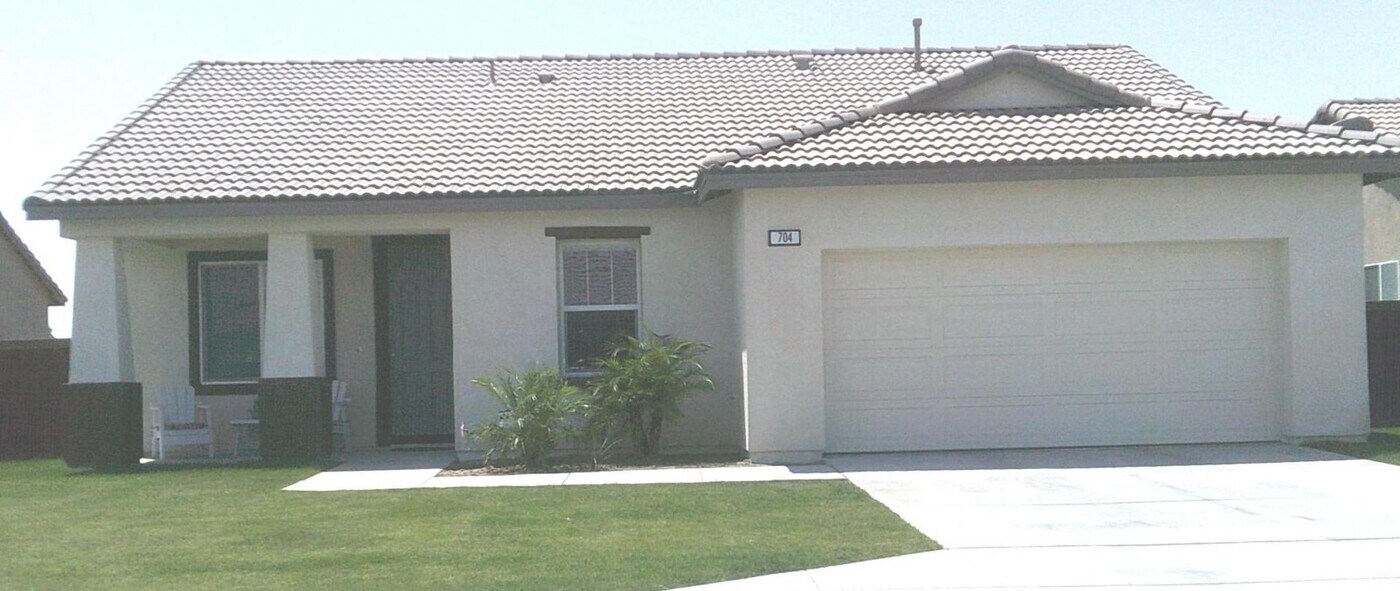 704 Dawn Ct in Imperial, CA - Building Photo