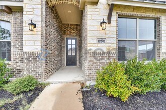 12501 Eagles Bluff in Godley, TX - Foto de edificio - Building Photo