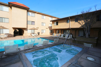 Casa Del Riverside Apartments in Valley Village, CA - Foto de edificio - Building Photo