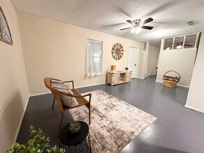 7418 Meadow Cliff St in San Antonio, TX - Foto de edificio - Building Photo