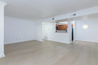 355 N Maple St, Unit 116 in Burbank, CA - Building Photo - Building Photo