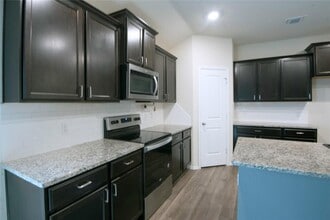 106 Reagor Dr in Taylor, TX - Building Photo - Building Photo