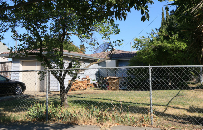 501-503 E. 4th/5115 Calif in Stockton, CA - Foto de edificio - Building Photo