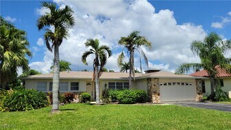 5638 Riverside Dr in Cape Coral, FL - Building Photo