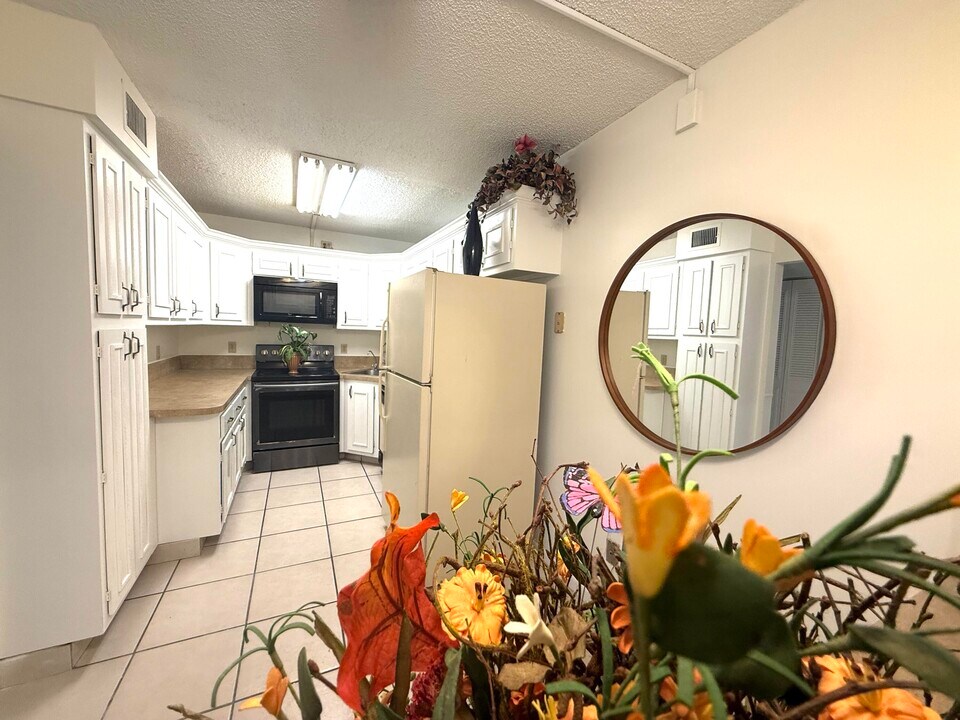 1010 Green Pine Blvd in West Palm Beach, FL - Building Photo