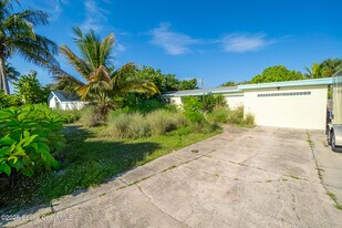 300 Pelican Dr in Satellite Beach, FL - Building Photo