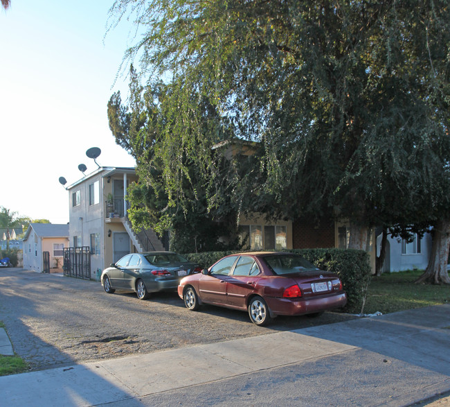 330 Thompson Ave in Glendale, CA - Foto de edificio - Building Photo