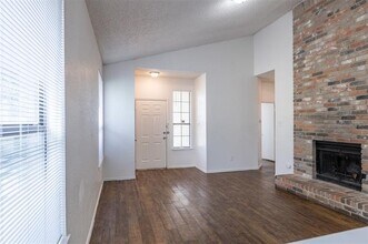 10328 Woodleaf Dr in Dallas, TX - Building Photo - Building Photo