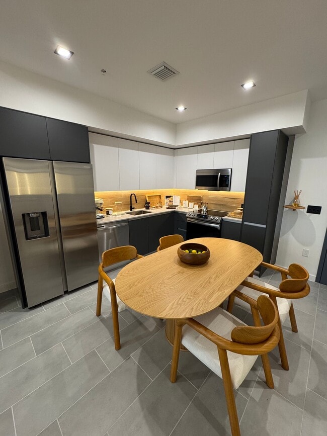 122 NE 23rd St, Unit A in Miami, FL - Foto de edificio - Building Photo