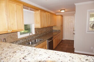 2477 Creekview Dr SW in Marietta, GA - Building Photo - Building Photo