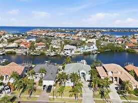 909 Allegro Ln in Apollo Beach, FL - Building Photo