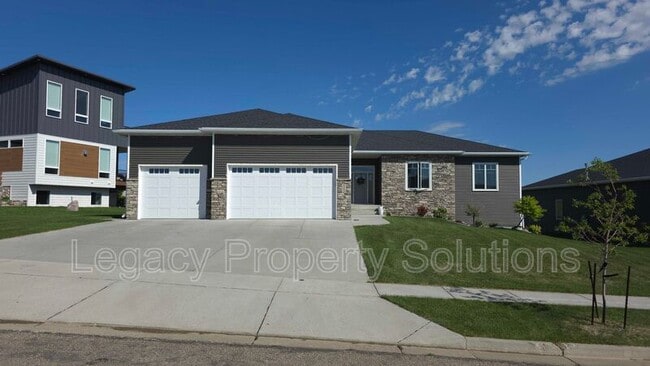 1213 Round Top Rd in Bismarck, ND - Building Photo - Building Photo