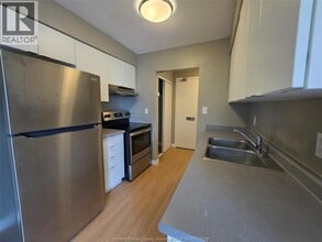 3905 Riverside Dr E in Windsor, ON - Building Photo - Building Photo