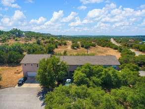 2515 Pace Bend Rd S in Briarcliff, TX - Foto de edificio - Building Photo