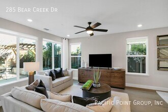 285 Bear Creek Dr in Brentwood, CA - Foto de edificio - Building Photo
