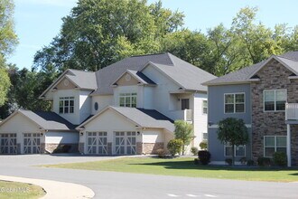 48 Bavarian Wy in Altamont, NY - Building Photo - Building Photo