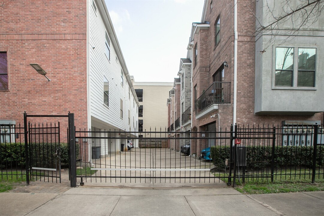 202 McGowen St in Houston, TX - Building Photo