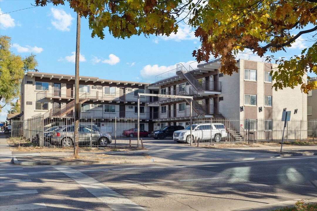 590 N Logan St, Unit 306 in Denver, CO - Foto de edificio