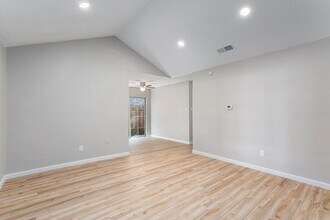 10503 Little Pebble Dr in Austin, TX - Building Photo - Building Photo